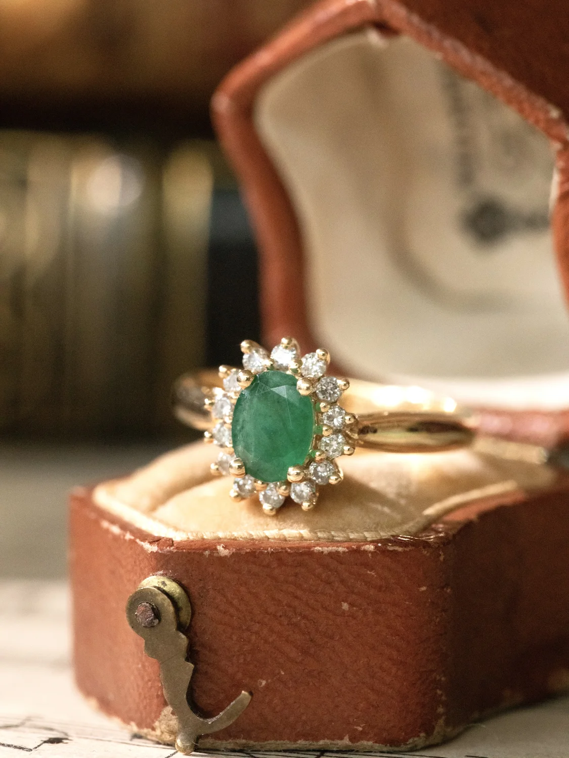 LA APOLLINA, sublime & romantique bague Marguerite émeraude entourage diamants 💫