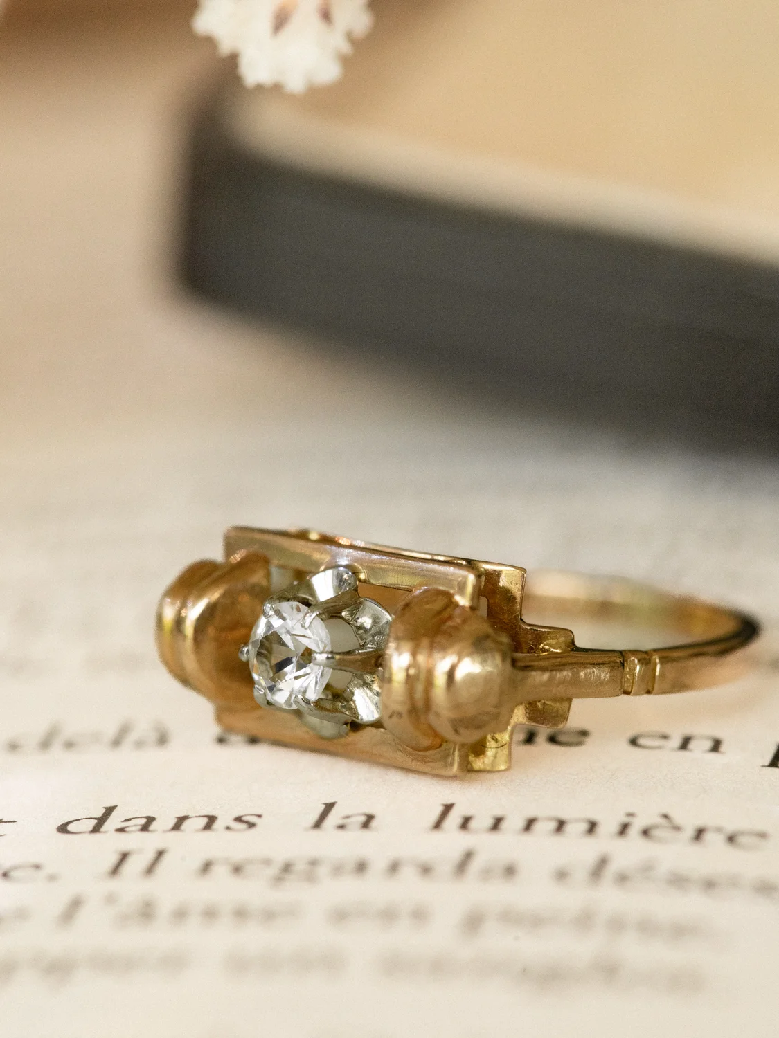 LA ELVIRE, élégante bague pont en or rose et saphir blanc 💫