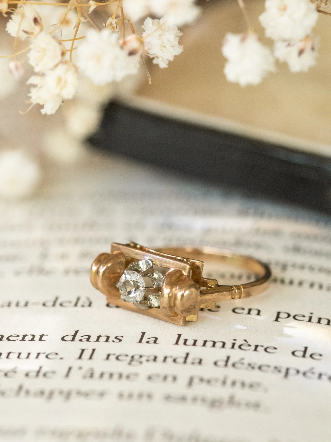 LA ELVIRE, élégante bague pont en or rose et saphir blanc 💫