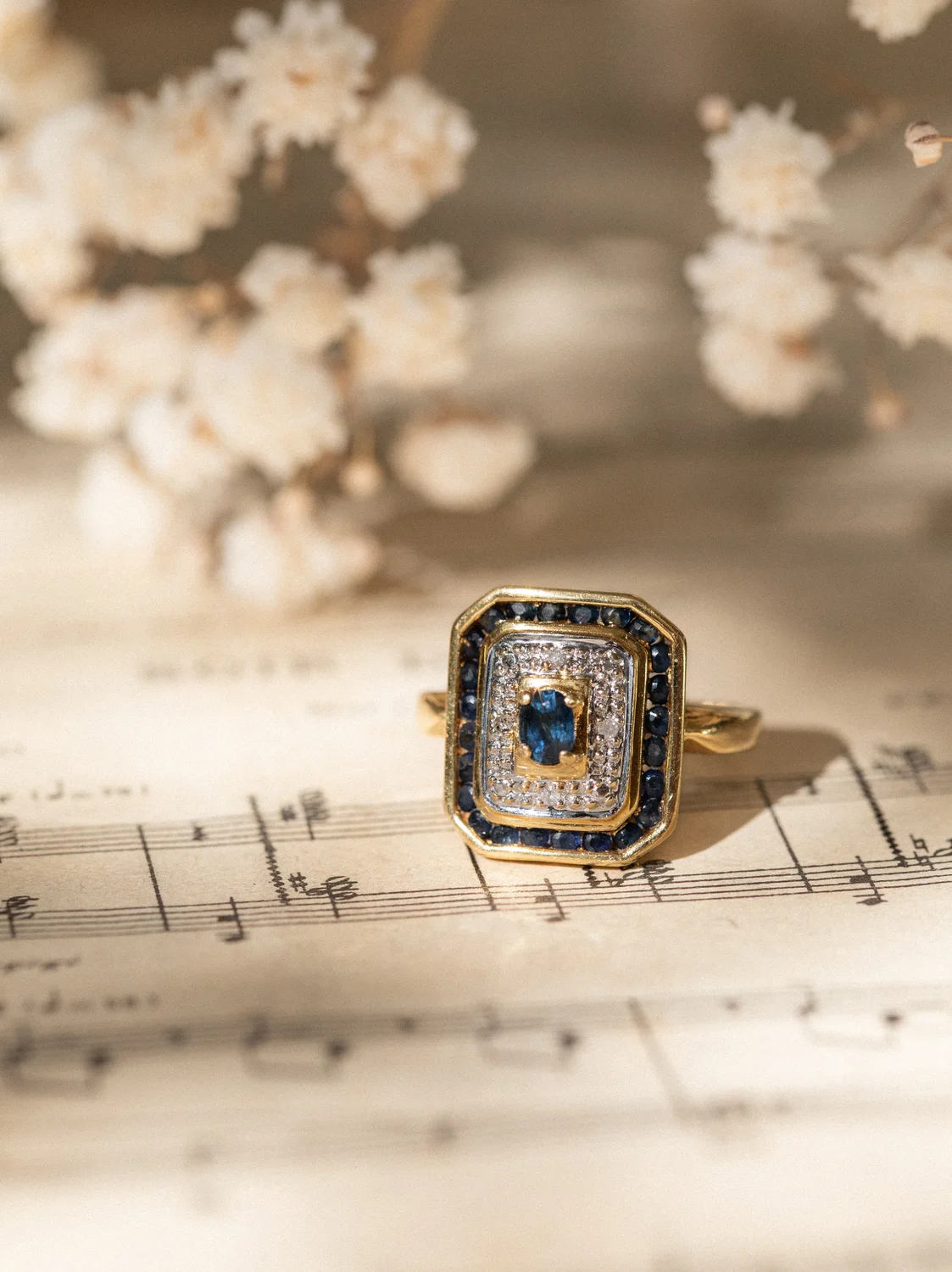 LA AGATHE, iconique bague octogonale style Art Déco sertie d'un saphir, entourage saphirs & diamants