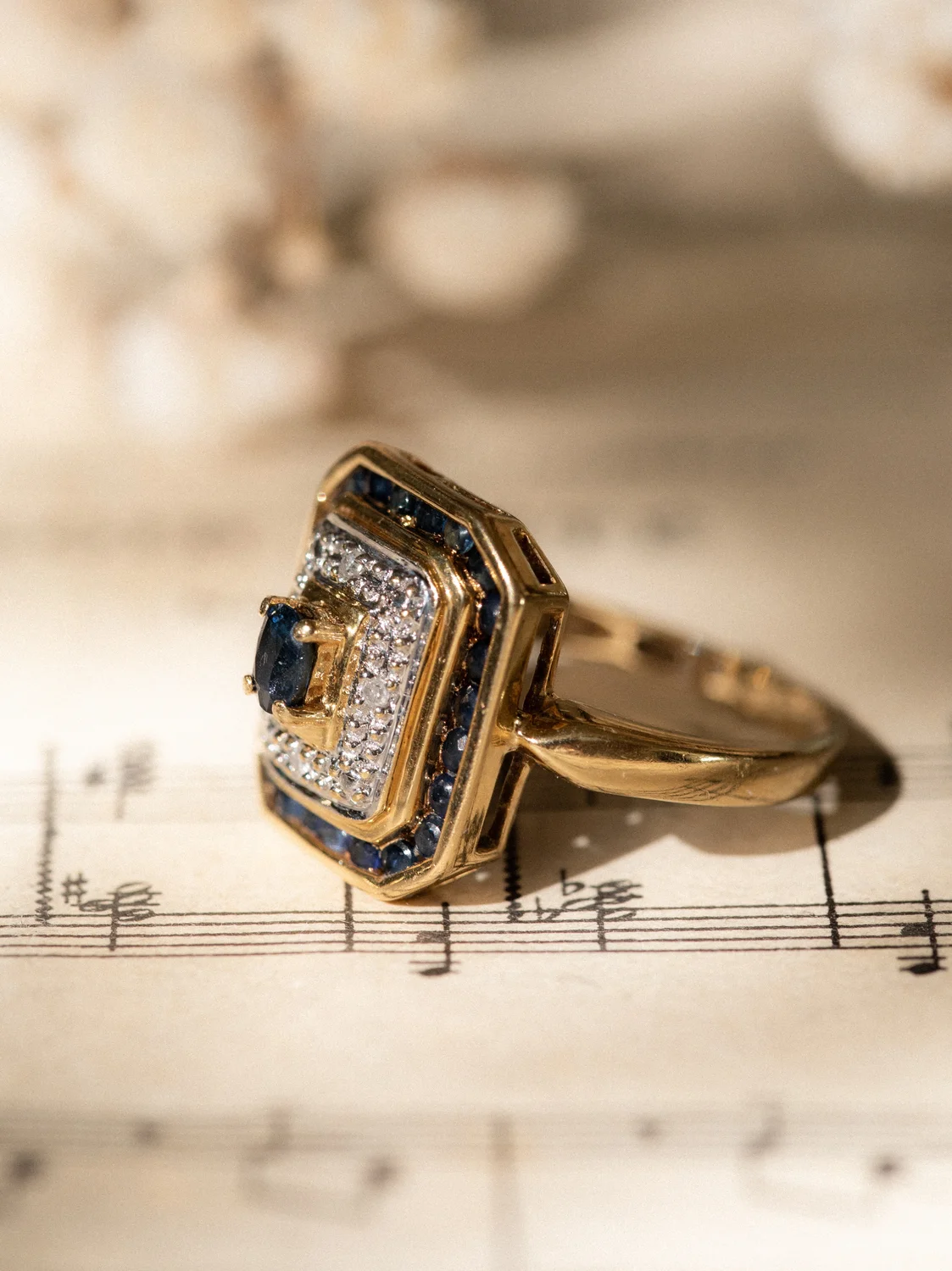 LA AGATHE, iconique bague octogonale style Art Déco sertie d'un saphir, entourage saphirs & diamants