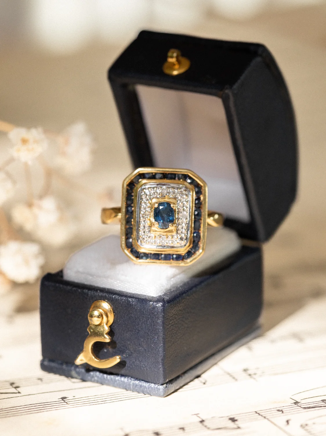 LA AGATHE, iconique bague octogonale style Art Déco sertie d'un saphir, entourage saphirs & diamants
