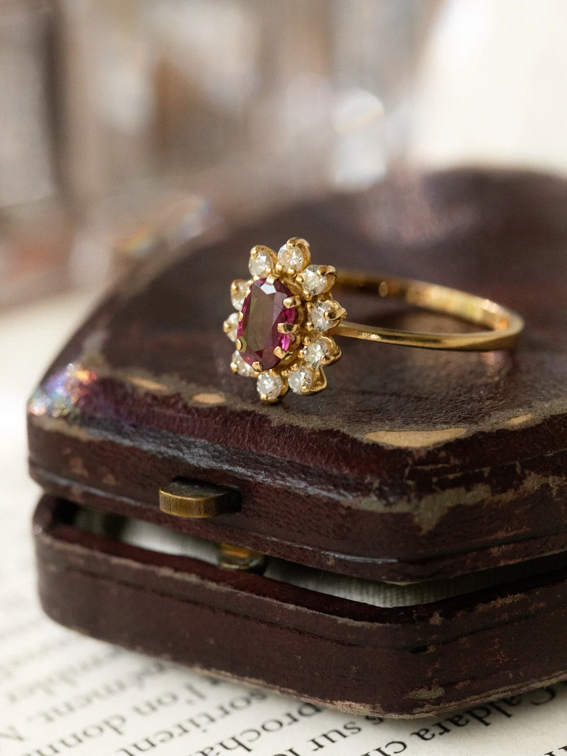 LA MARIANNE, élégante bague marguerite sertie d'un rubis entouré de diamants 💫