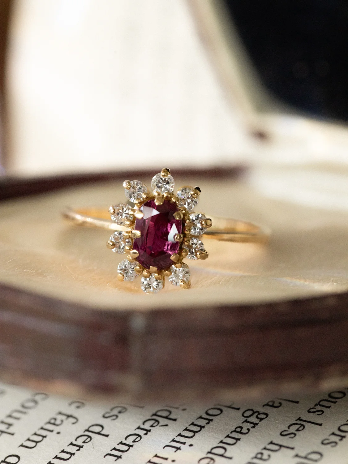 LA MARIANNE, élégante bague marguerite sertie d'un rubis entouré de diamants 💫