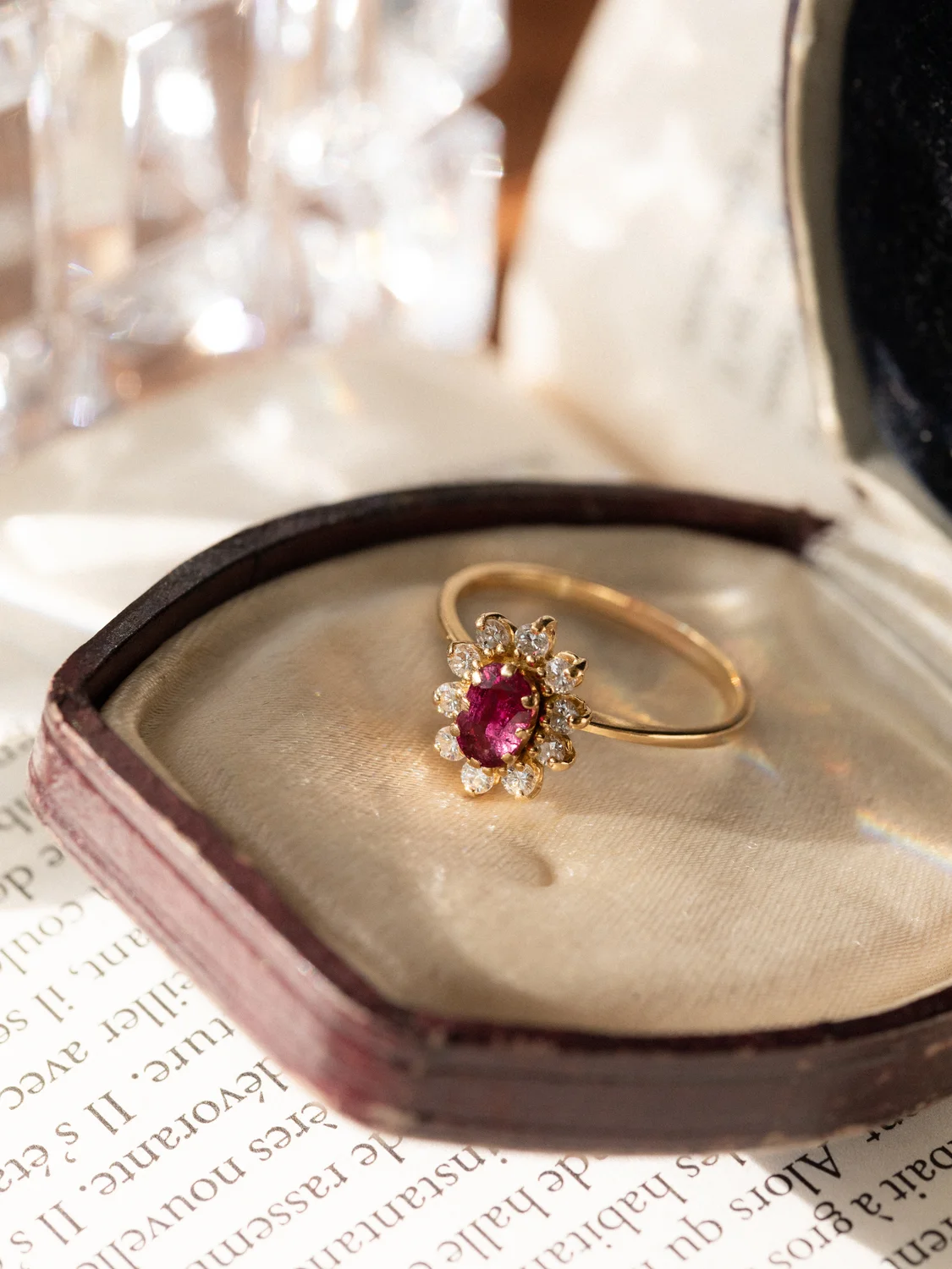 LA MARIANNE, élégante bague marguerite sertie d'un rubis entouré de diamants 💫