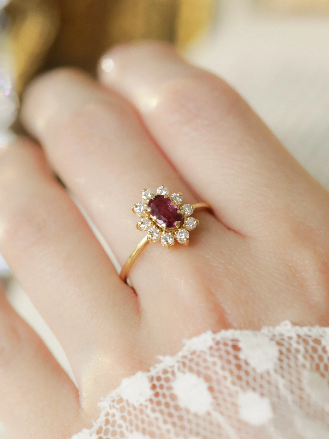 LA MARIANNE, élégante bague marguerite sertie d'un rubis entouré de diamants 💫