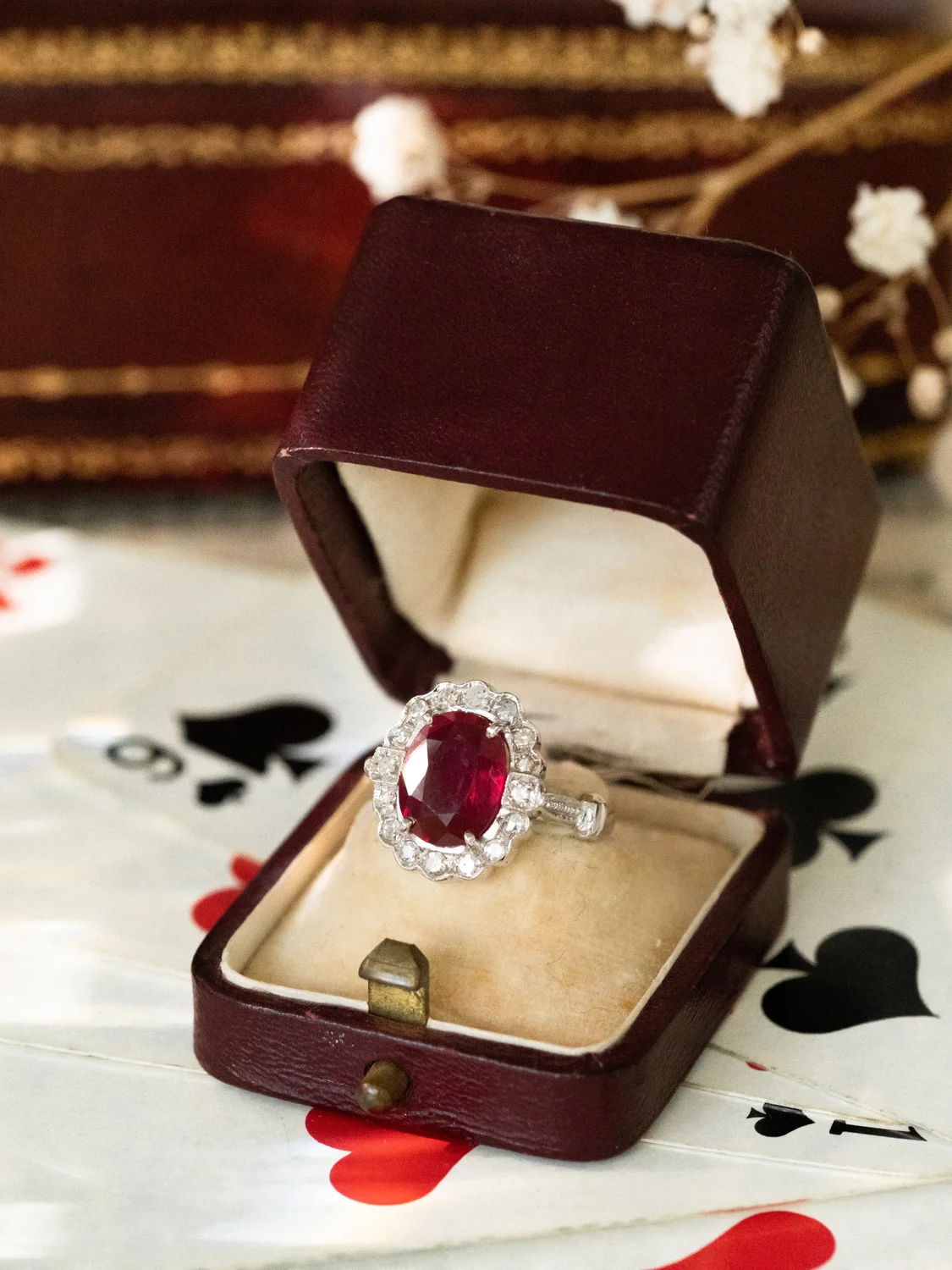 LA HABANERA, splendide bague Pompadour de style Art Déco en or blanc 18 carats, rubis et diamants 💫