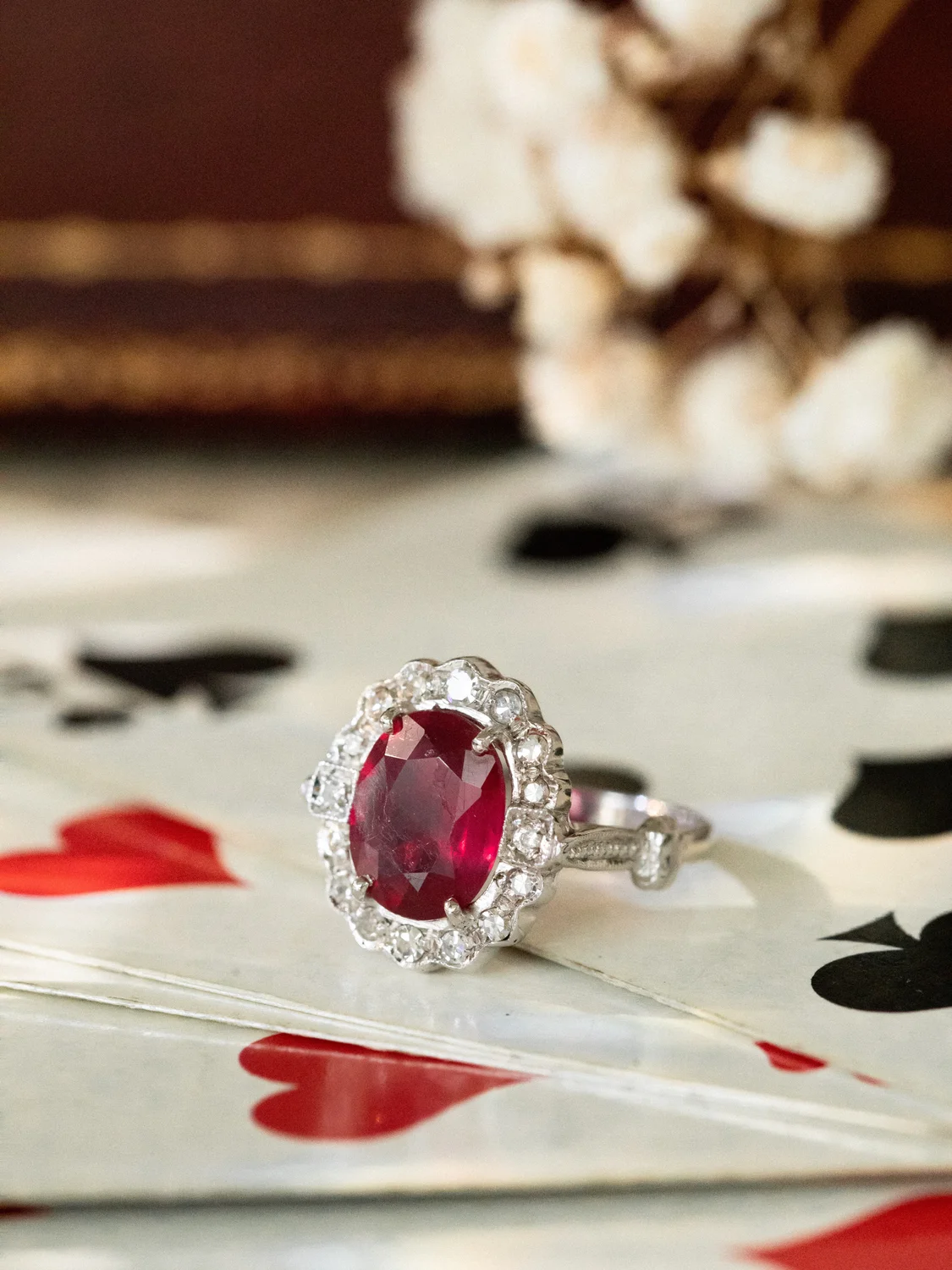 LA HABANERA, splendide bague Pompadour de style Art Déco en or blanc 18 carats, rubis et diamants 💫