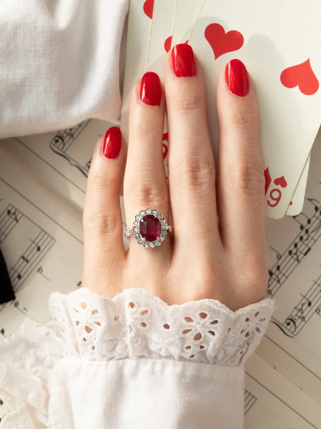 LA HABANERA, splendide bague Pompadour de style Art Déco en or blanc 18 carats, rubis et diamants 💫