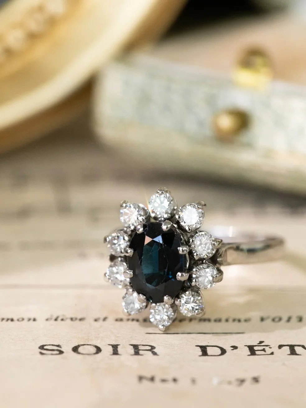 LA ADÈLE, magnifique et intemporelle bague Marguerite en or 18 carats et platine, saphir & diamants 💫