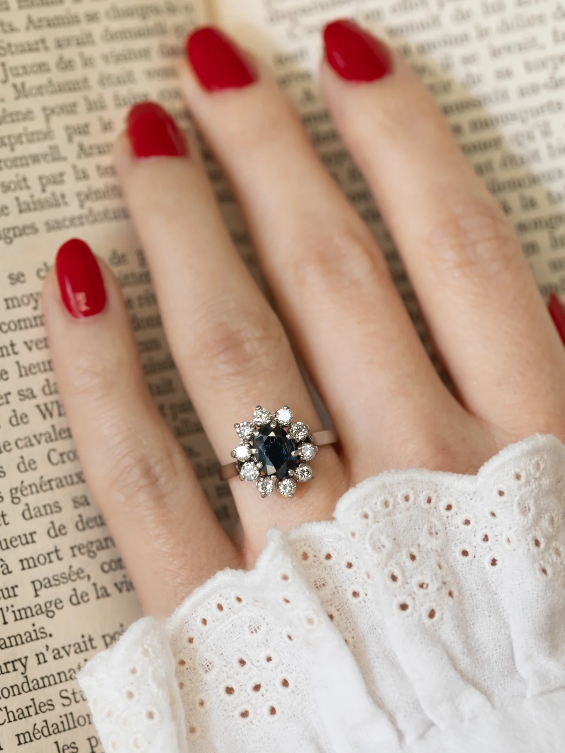 LA ADÈLE, magnifique et intemporelle bague Marguerite en or 18 carats et platine, saphir & diamants 💫