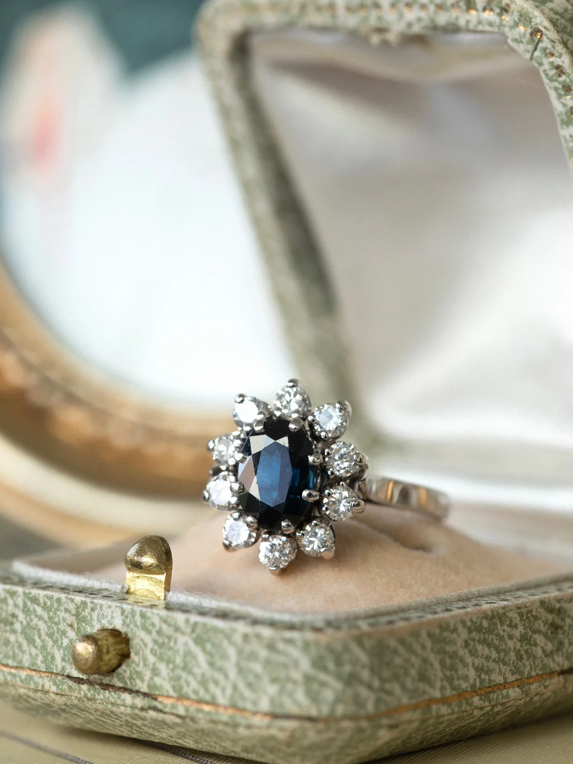 LA ADÈLE, magnifique et intemporelle bague Marguerite en or 18 carats et platine, saphir & diamants 💫