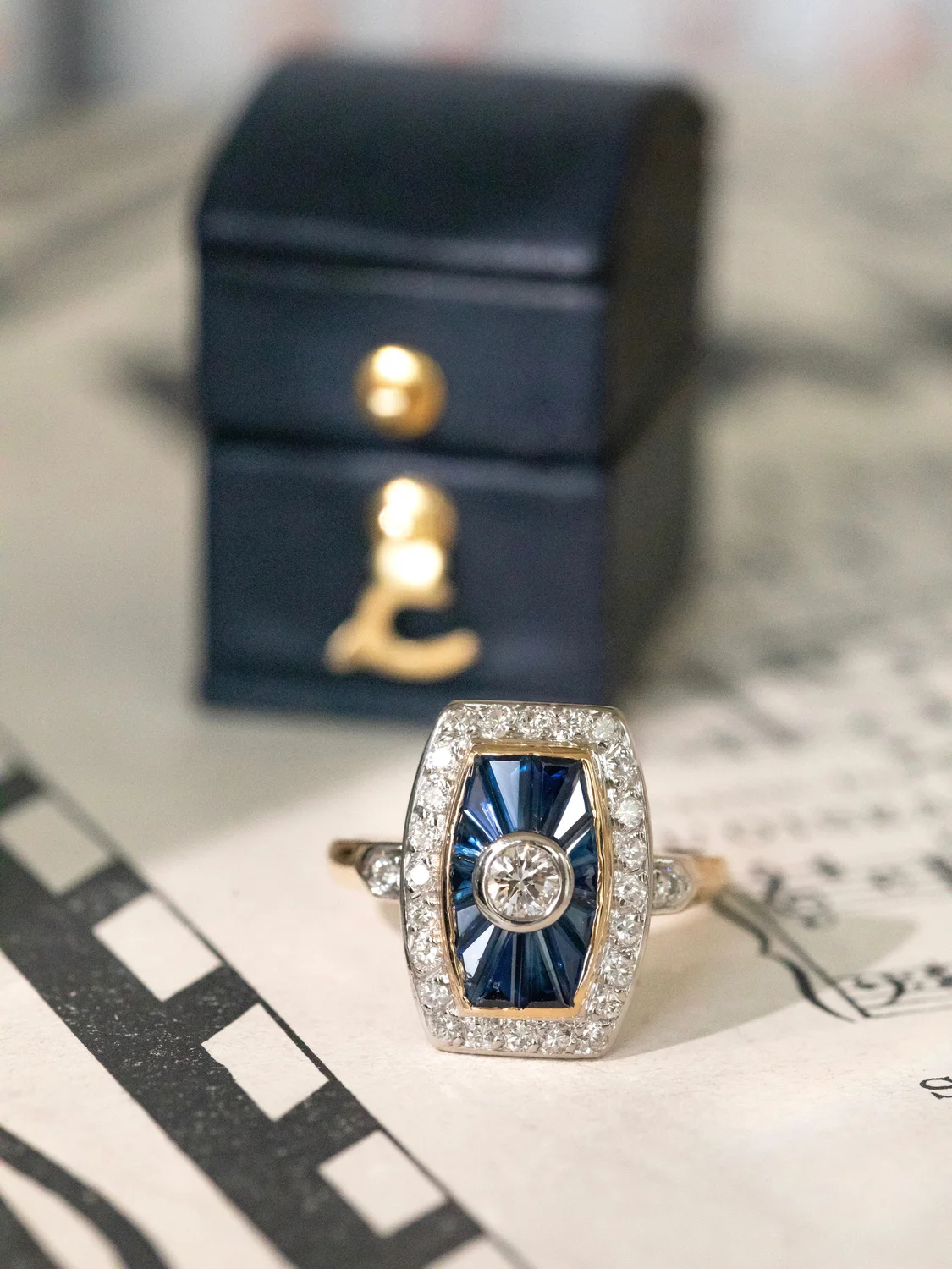 LA THÉODORA, magnifique bague de style Art Déco en or 18 carats deux tons, diamants et saphirs calibrés ✨