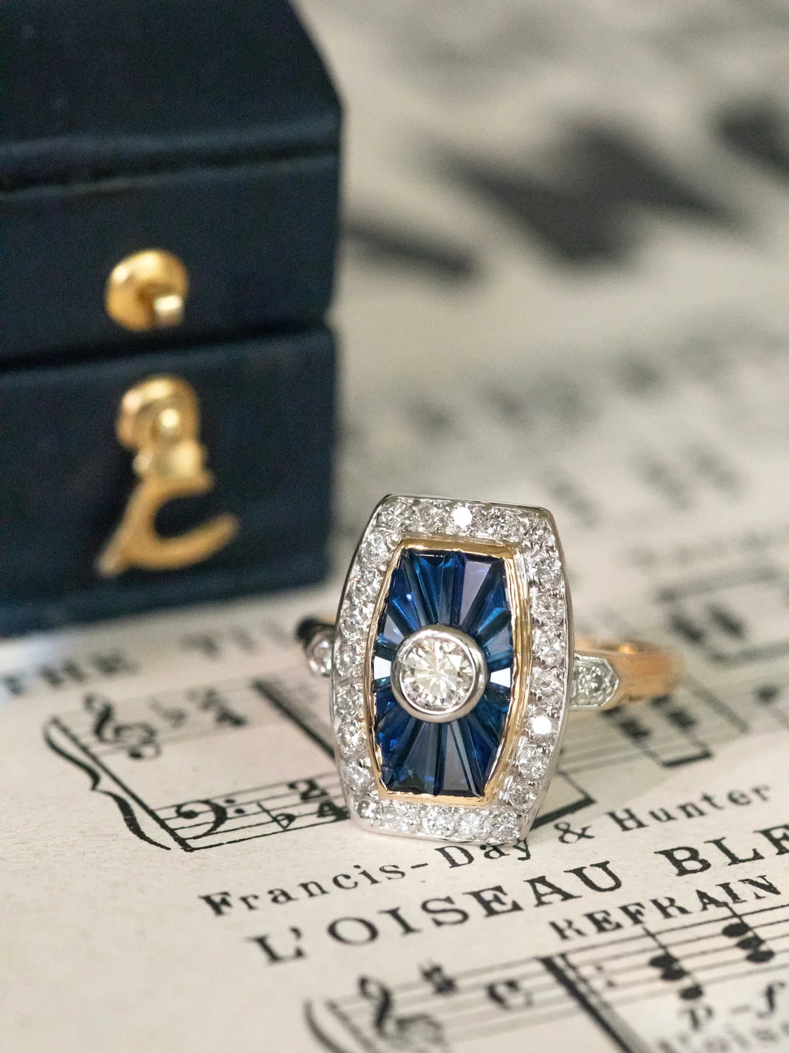 LA THÉODORA, magnifique bague de style Art Déco en or 18 carats deux tons, diamants et saphirs calibrés ✨