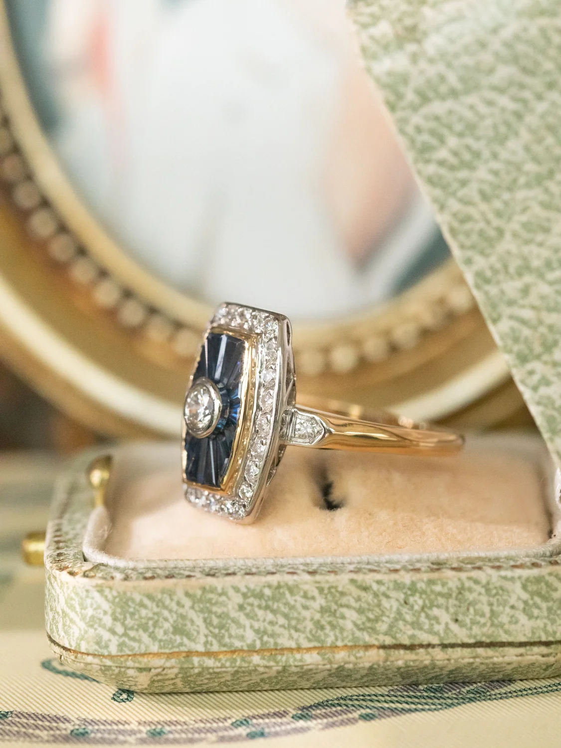 LA THÉODORA, magnifique bague de style Art Déco en or 18 carats deux tons, diamants et saphirs calibrés ✨