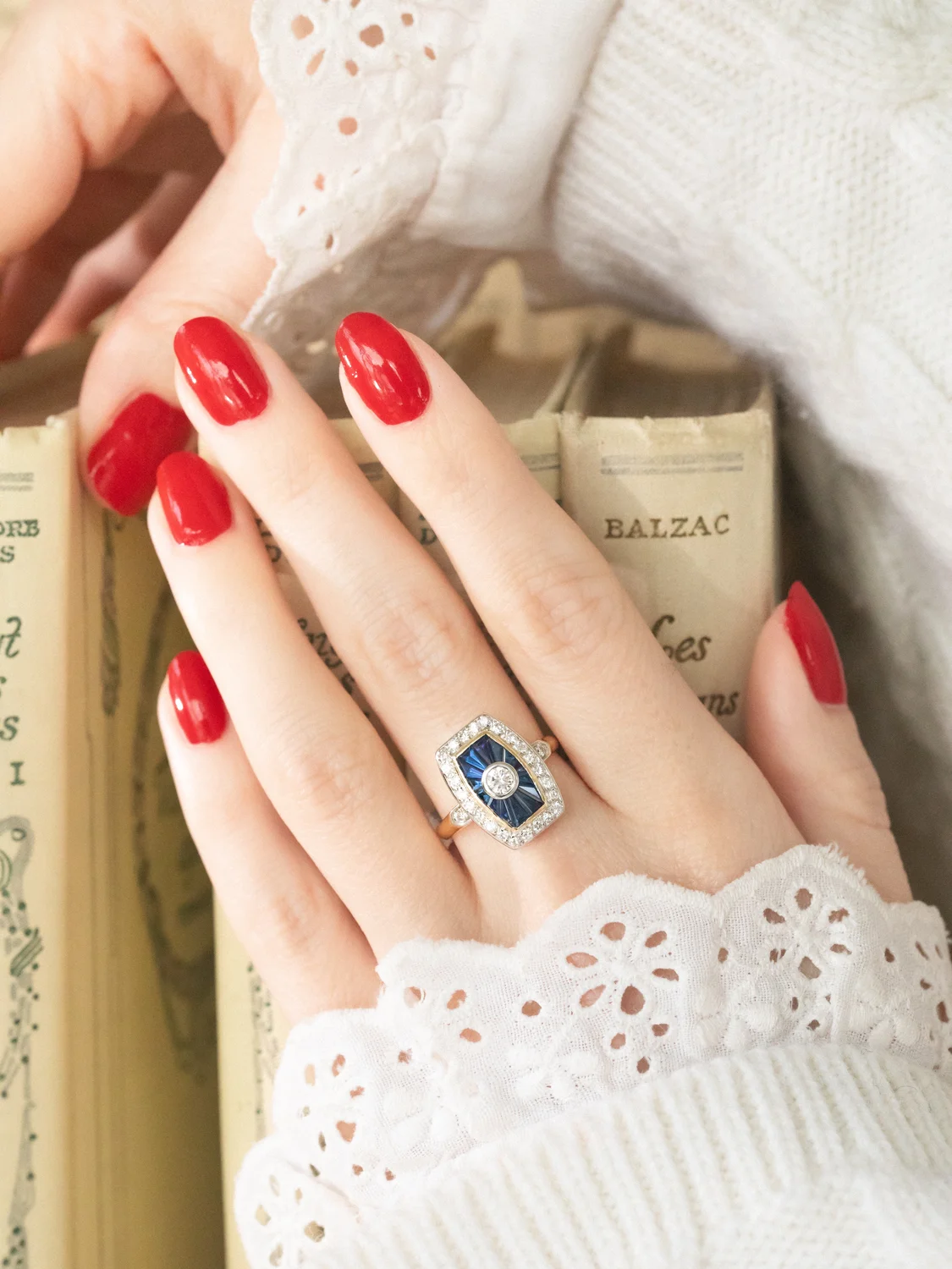 LA THÉODORA, magnifique bague de style Art Déco en or 18 carats deux tons, diamants et saphirs calibrés ✨