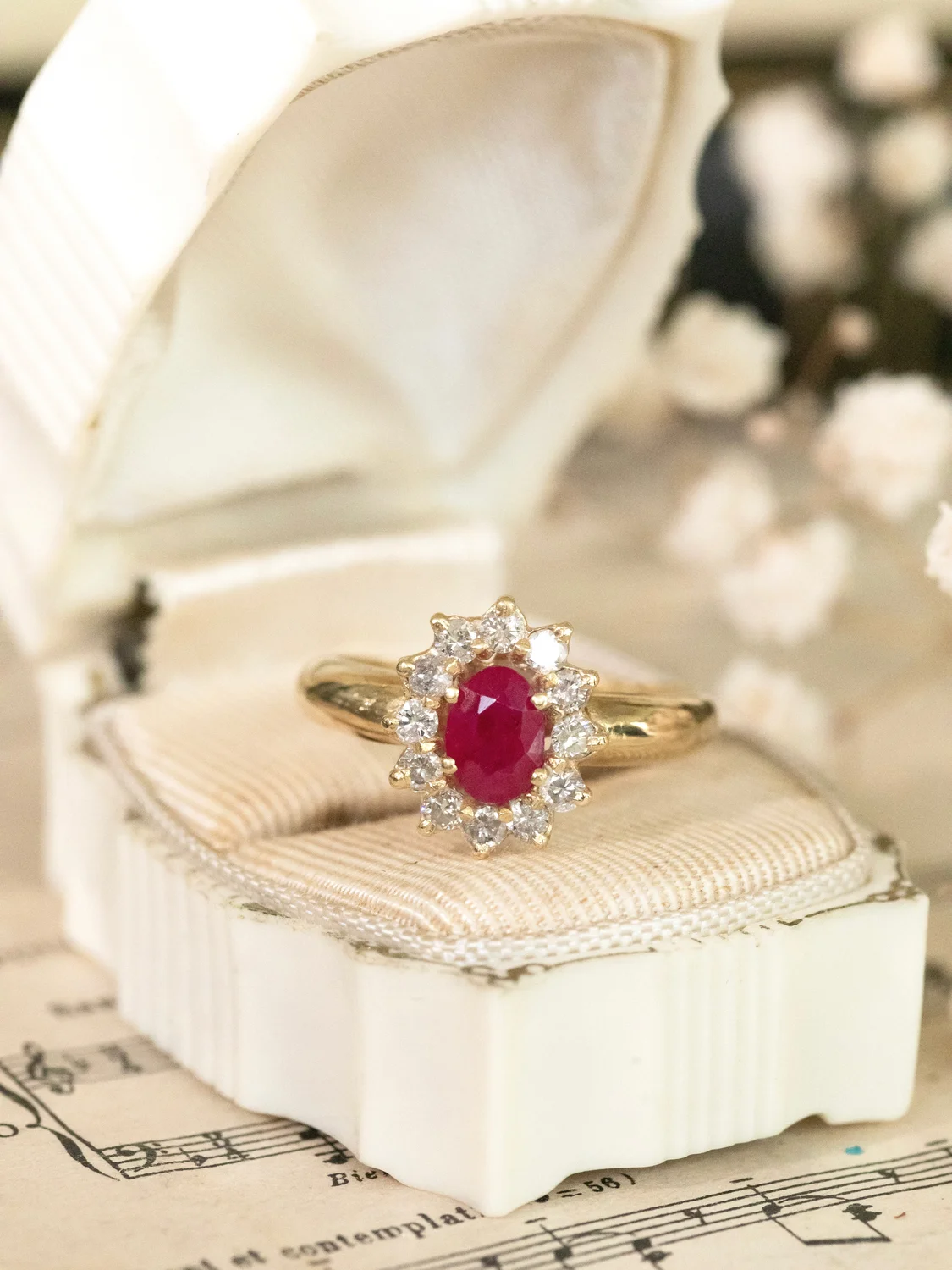 LA MATILDA, magnifique bague Marguerite rubis entourage diamants 💫