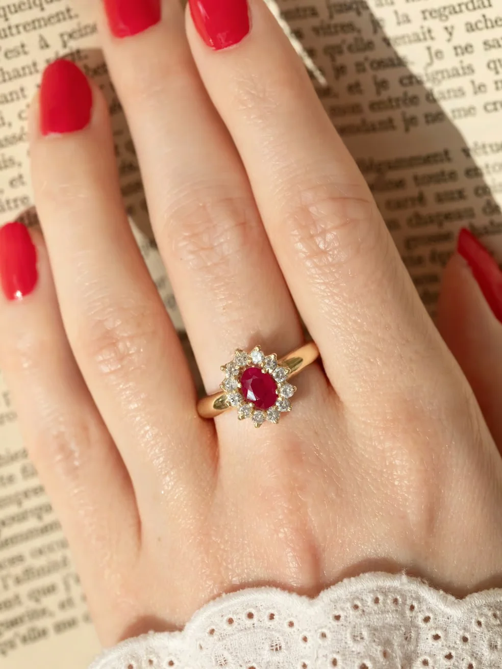 LA MATILDA, magnifique bague Marguerite rubis entourage diamants 💫
