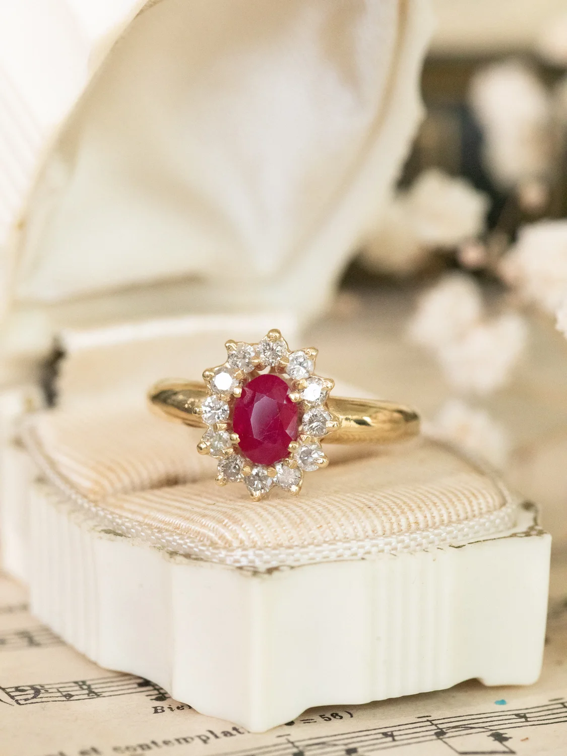 LA MATILDA, magnifique bague Marguerite rubis entourage diamants 💫