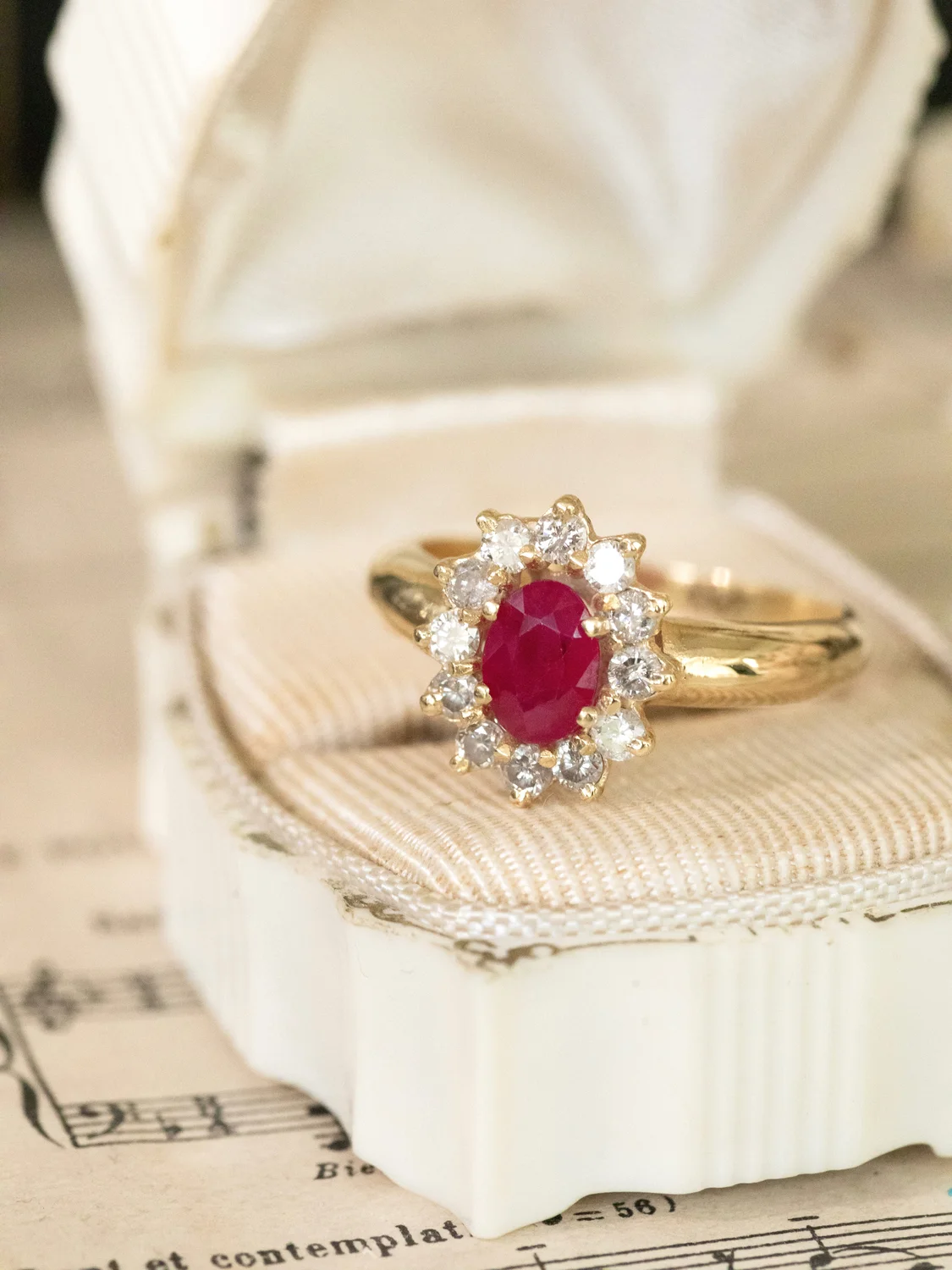 LA MATILDA, magnifique bague Marguerite rubis entourage diamants 💫
