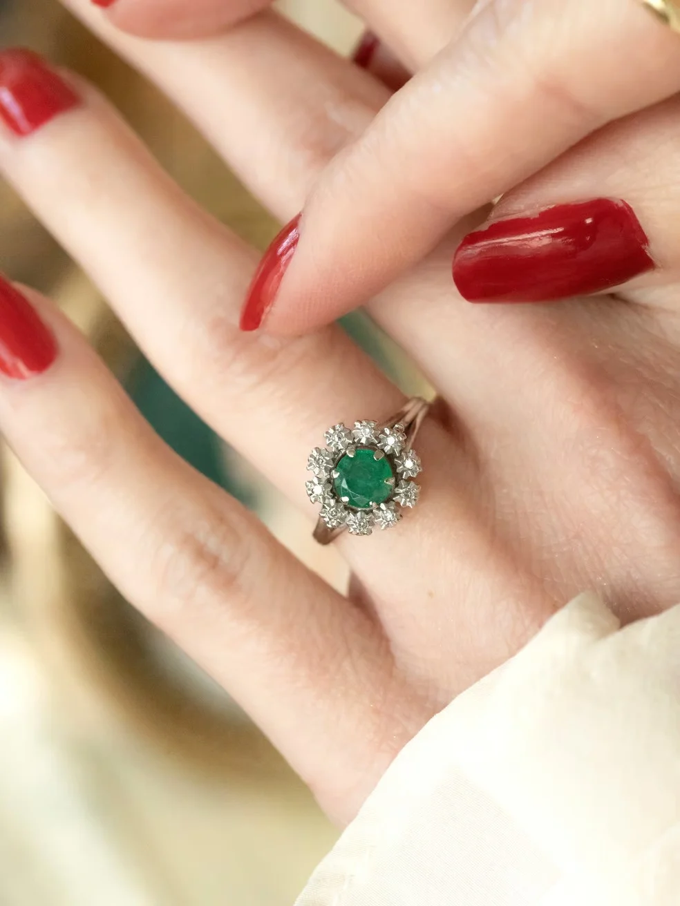 LA MARJOLAINE, lumineuse et envoûtante bague fleur ancienne (circa 1940) émeraude et diamants ✨