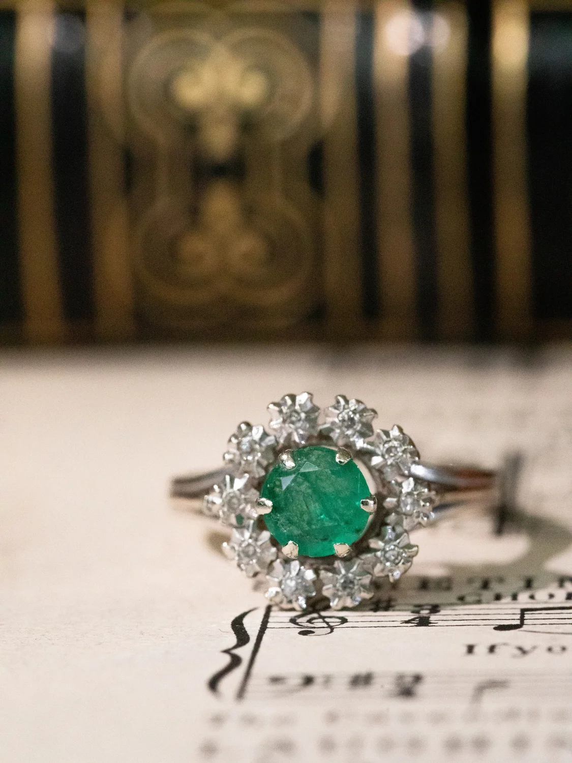LA MARJOLAINE, lumineuse et envoûtante bague fleur ancienne (circa 1940) émeraude et diamants ✨