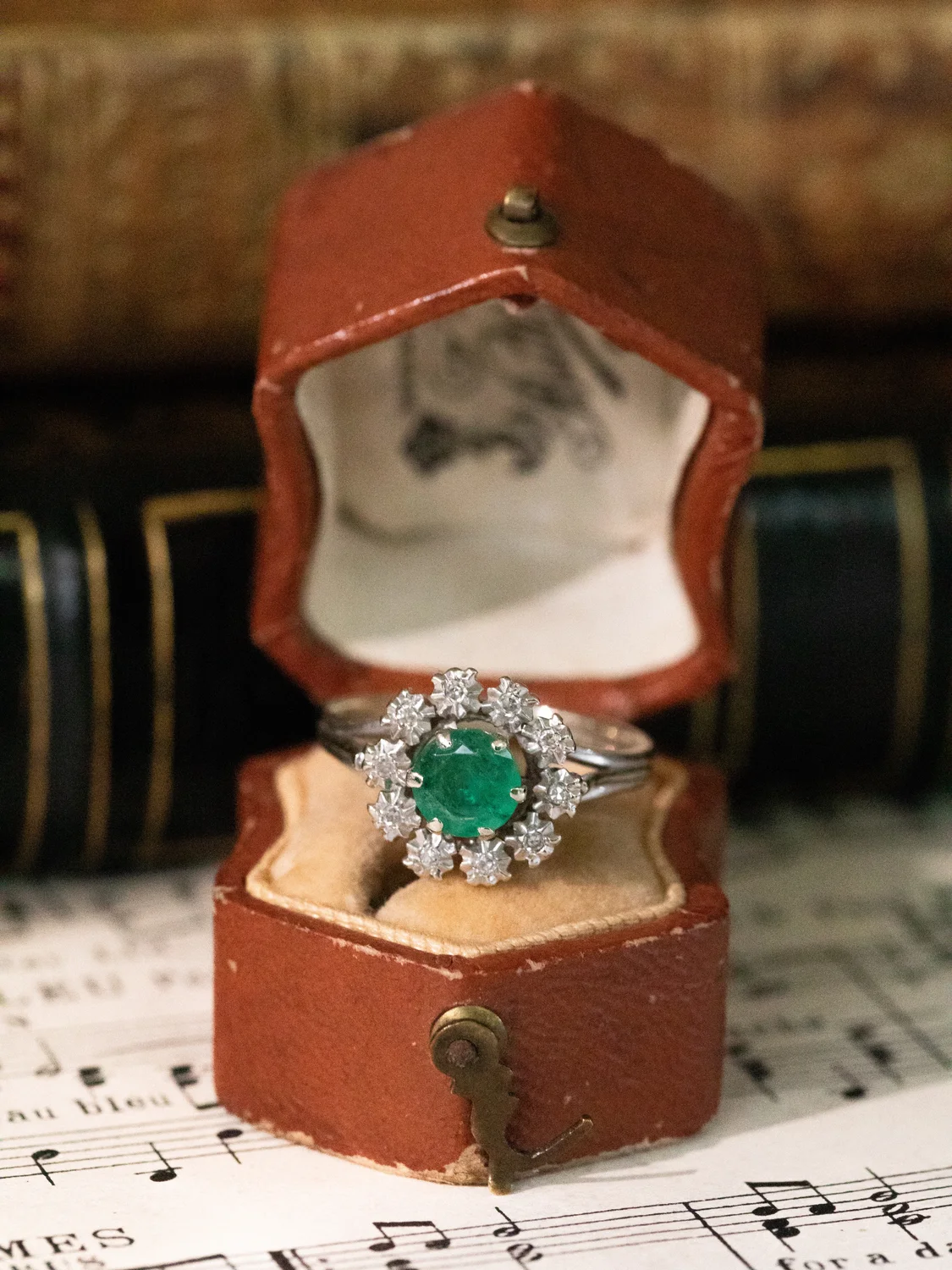LA MARJOLAINE, lumineuse et envoûtante bague fleur ancienne (circa 1940) émeraude et diamants ✨