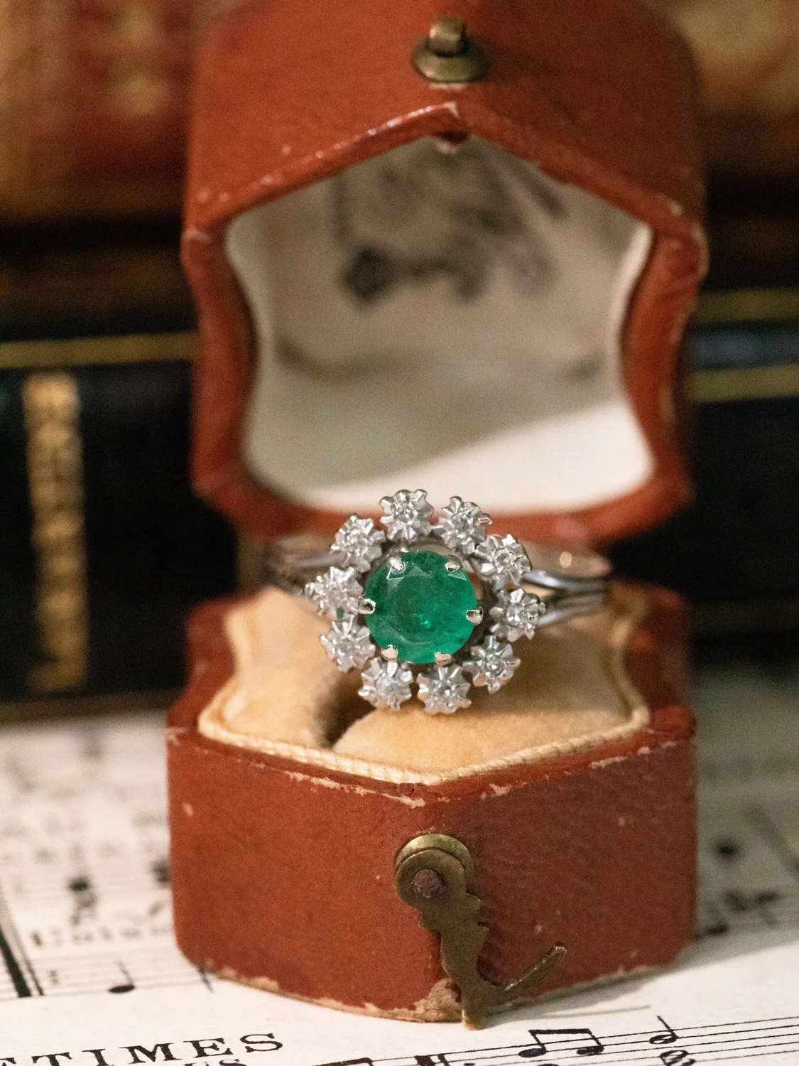 LA MARJOLAINE, lumineuse et envoûtante bague fleur ancienne (circa 1940) émeraude et diamants ✨
