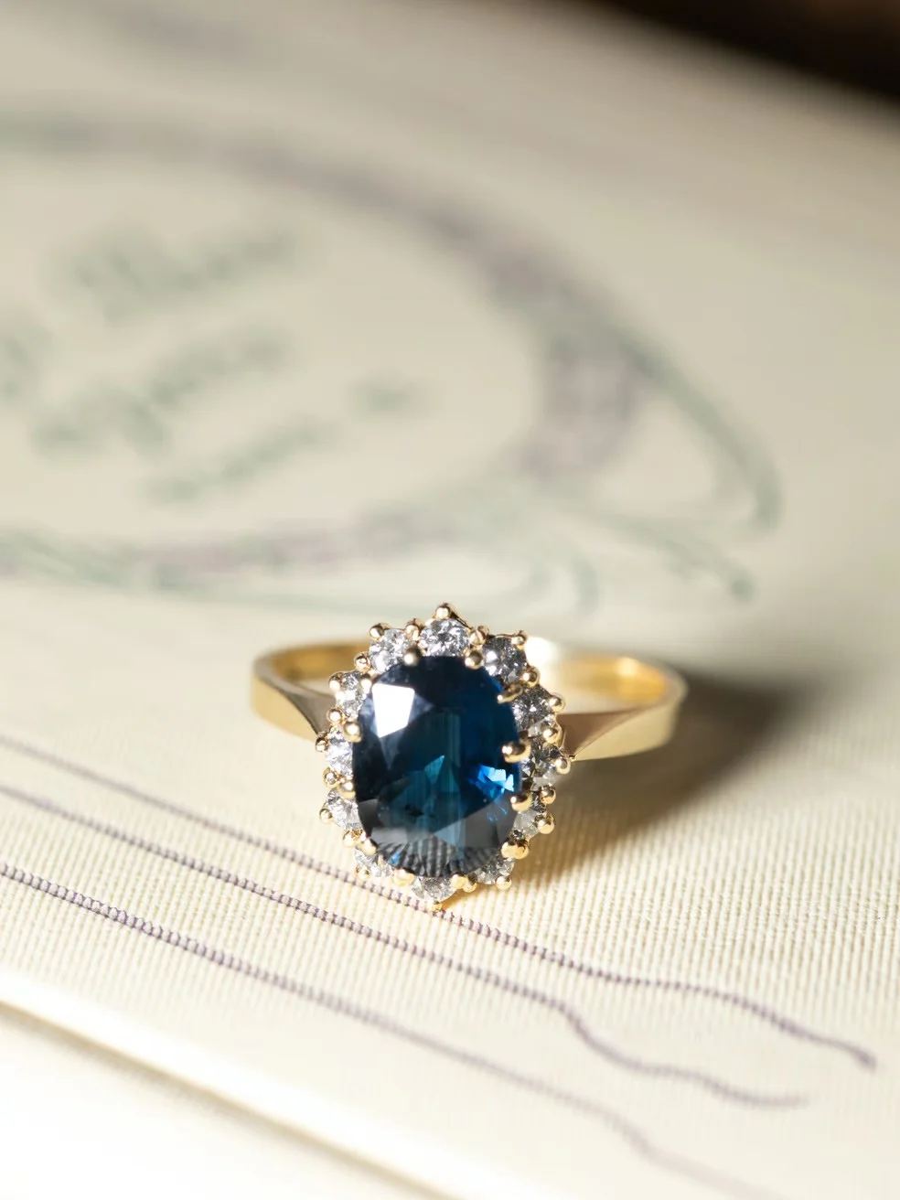 LA PHILOMÈNE, sublime bague halo en or 18 carats, saphir & entourage de diamants ✨