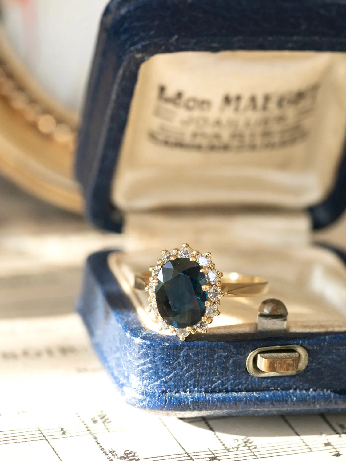 LA PHILOMÈNE, sublime bague halo en or 18 carats, saphir & entourage de diamants ✨