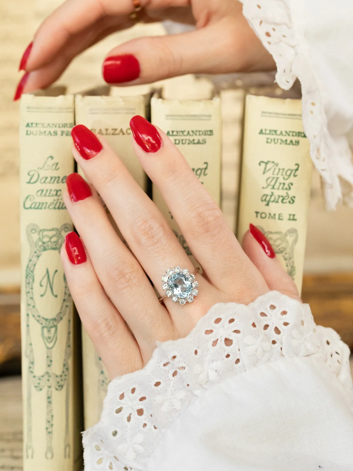 LA ESTELLA, sublime bague halo vintage en or blanc 18 carats, topaze de 3,2 carats & diamants scintillants