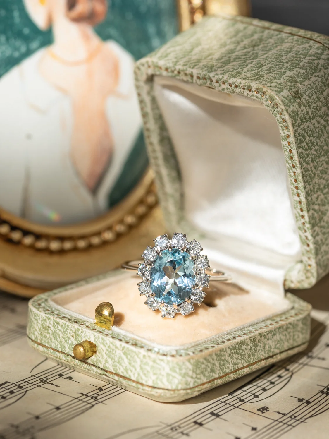 LA ESTELLA, sublime bague halo vintage en or blanc 18 carats, topaze de 3,2 carats & diamants scintillants