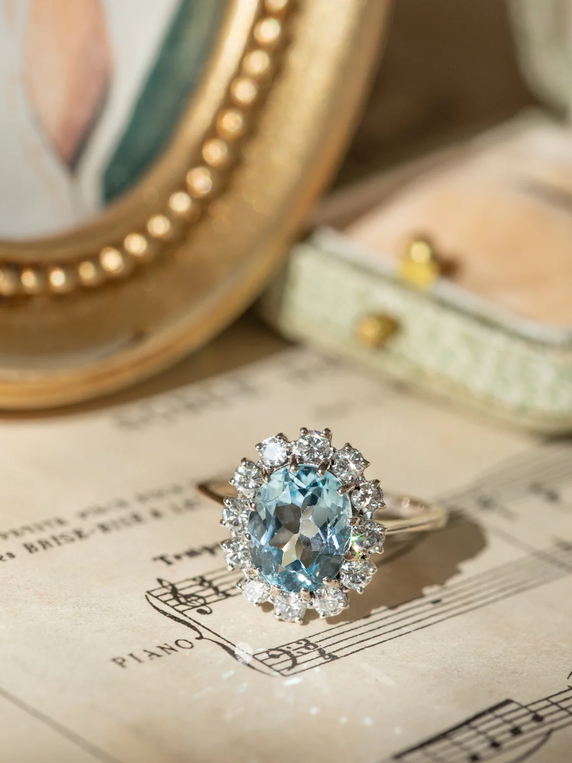 LA ESTELLA, sublime bague halo vintage en or blanc 18 carats, topaze de 3,2 carats & diamants scintillants