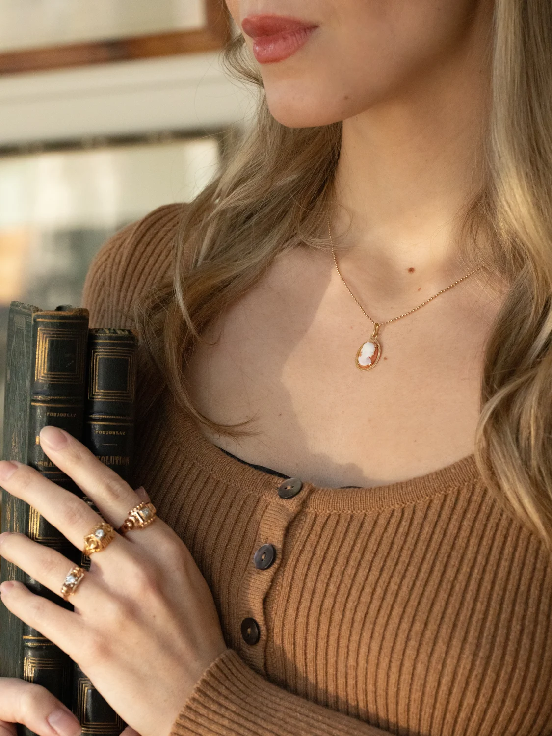LA PENSIVE, délicat pendentif en or et camée coquille 💫
