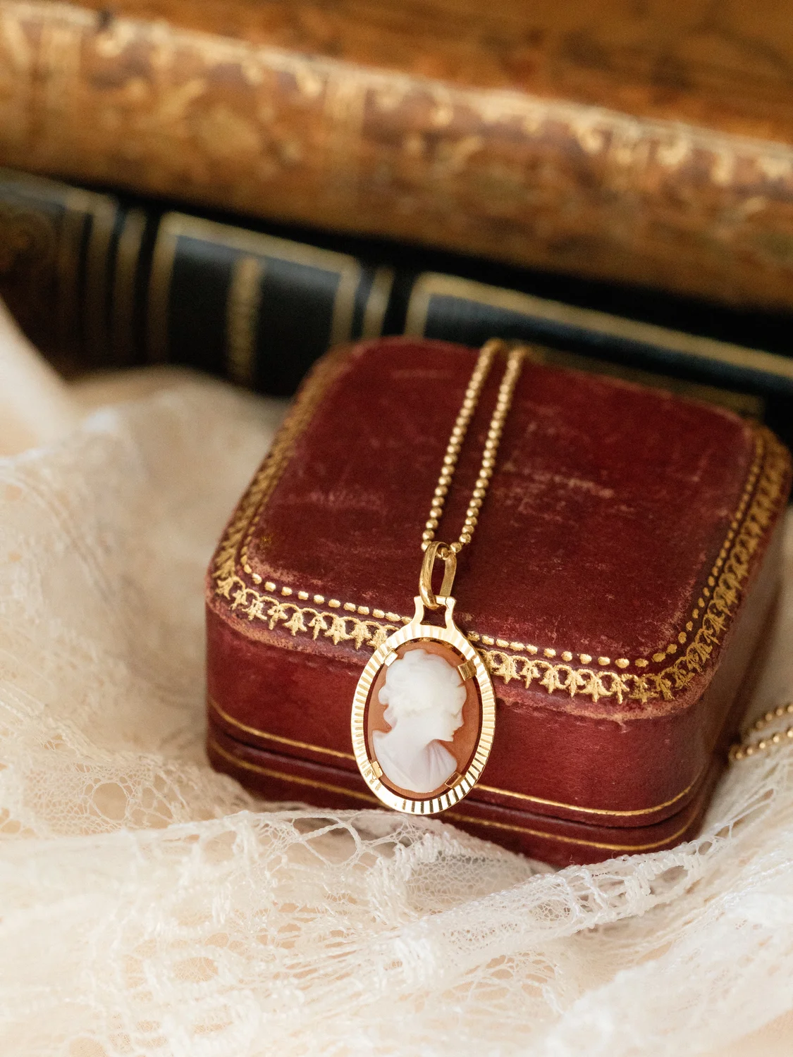 LA PENSIVE, délicat pendentif en or et camée coquille 💫