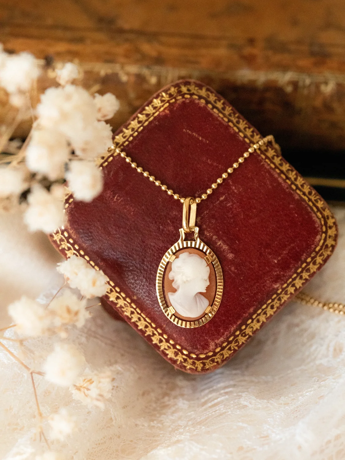 LA PENSIVE, délicat pendentif en or et camée coquille 💫