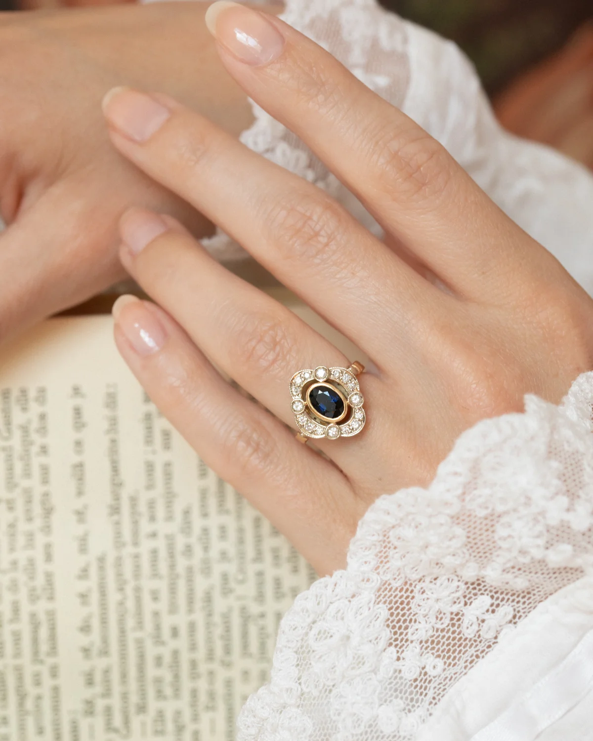 LA AMELIA, sublime et mystérieuse bague vintage de style Art Déco ornée d'un saphir en serti clos, entourage diamants taille brillant 💫