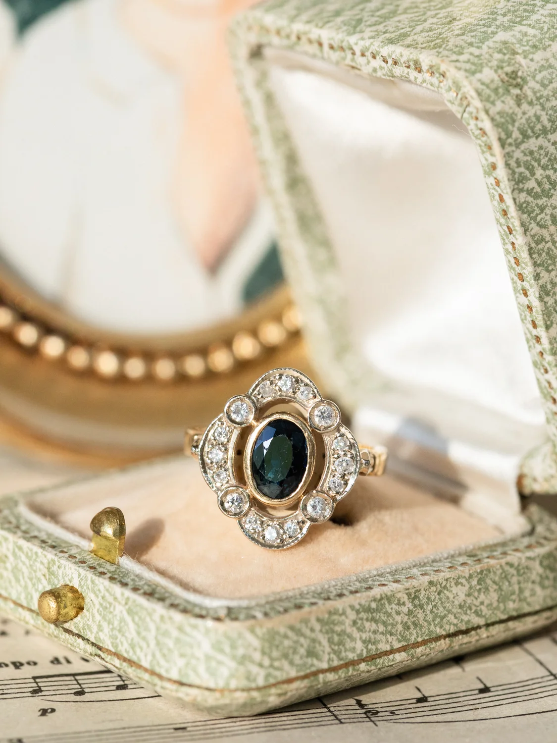 LA AMELIA, sublime et mystérieuse bague vintage de style Art Déco ornée d'un saphir en serti clos, entourage diamants taille brillant 💫