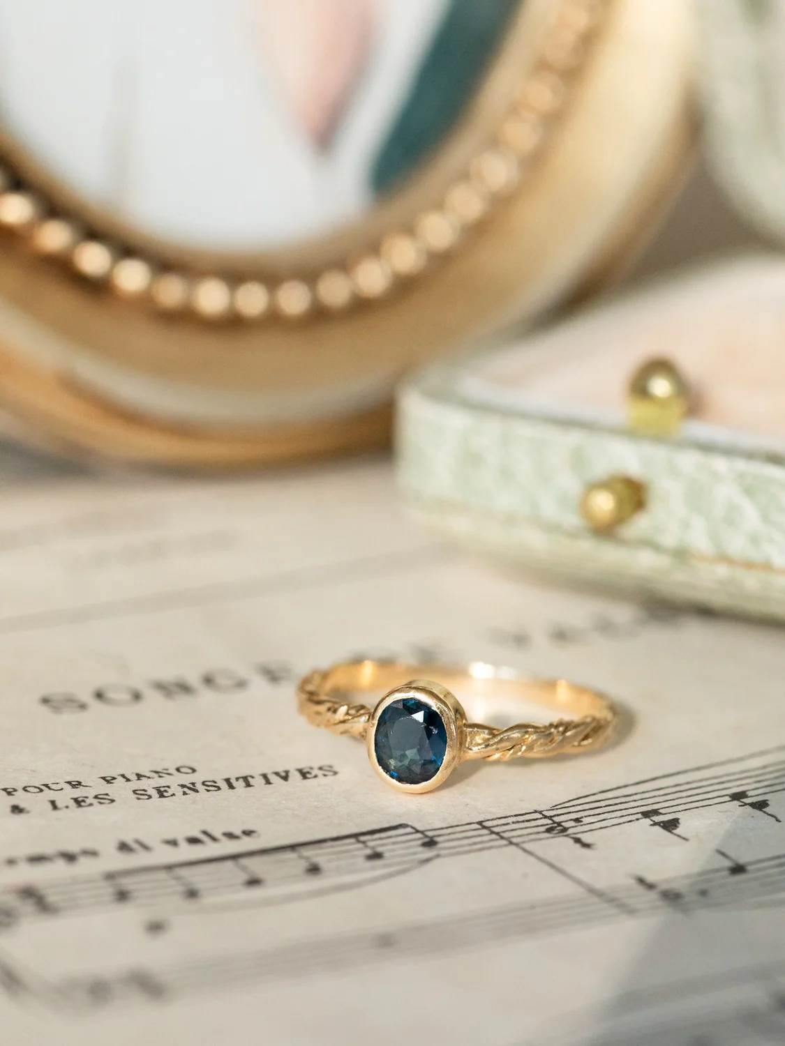 LA LIA, adorable bague solitaire vintage saphir serti clos et anneau torsadé