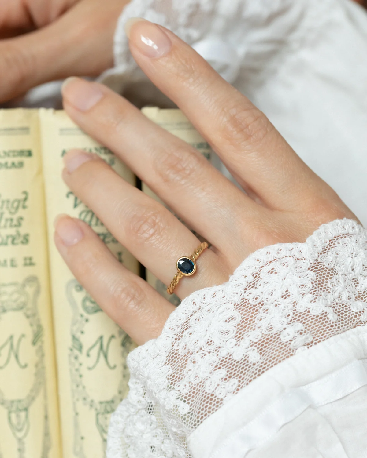 LA LIA, adorable bague solitaire vintage saphir serti clos et anneau torsadé