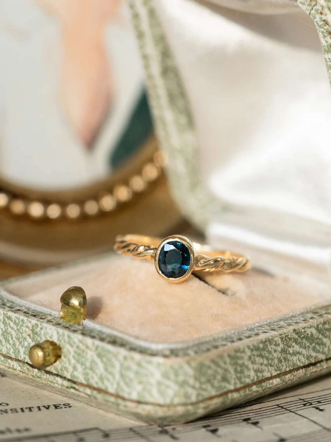 LA LIA, adorable bague solitaire vintage saphir serti clos et anneau torsadé