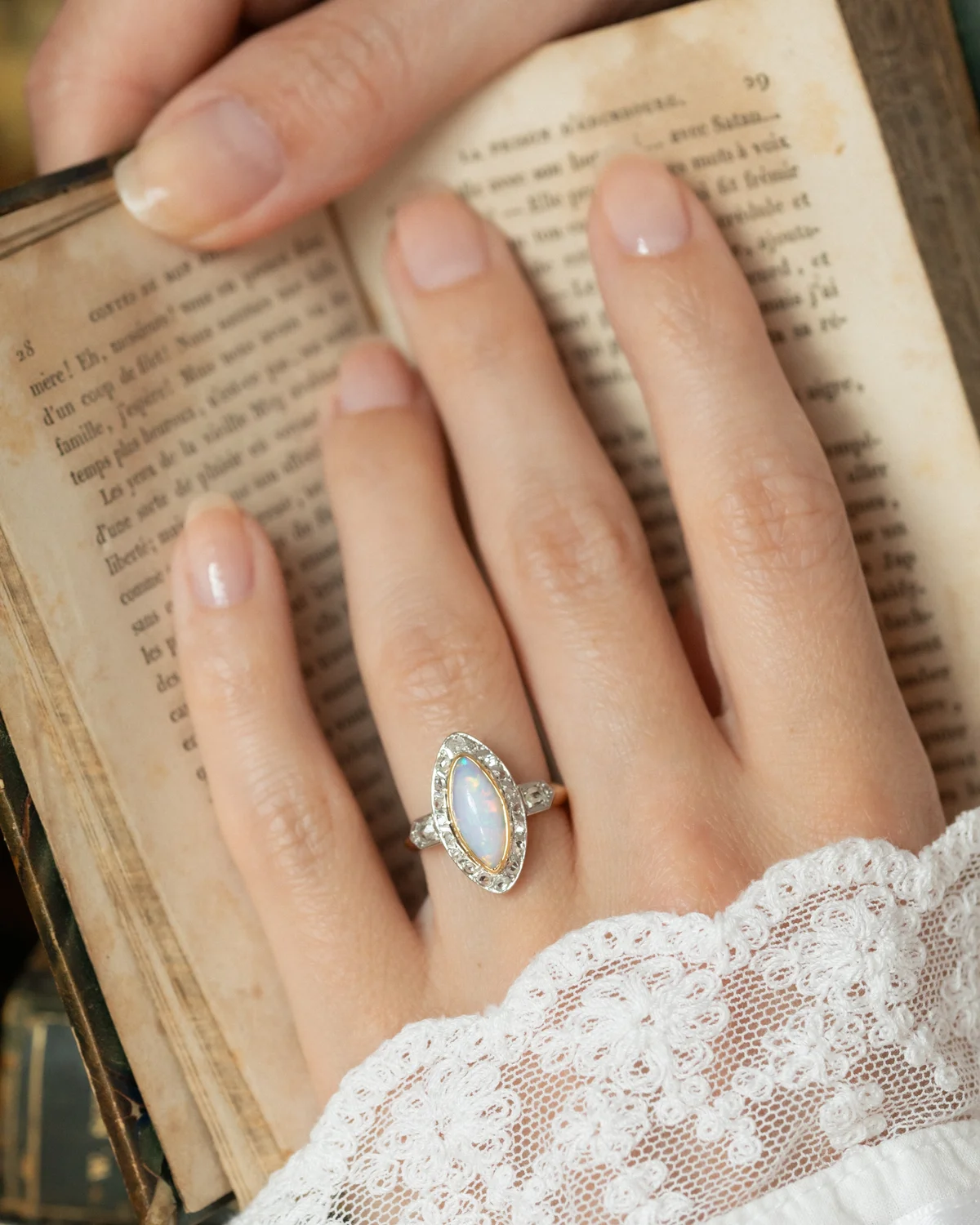 LA LUNA, merveilleuse bague Marquise ancienne de la fin du XIXe (circa 1890) en or 18 carats deux tons, opale en serti clos et entourage diamants taille rose 💫