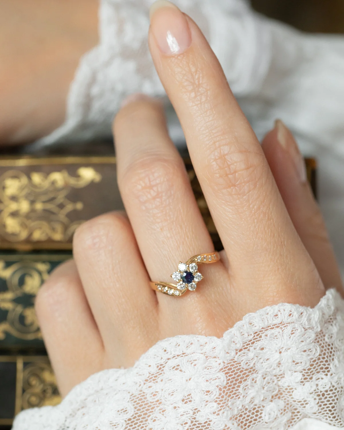 LA MÉLINE, sublime et étincelante bague Marguerite vintage en or 18 carats, saphir et oxydes 💫