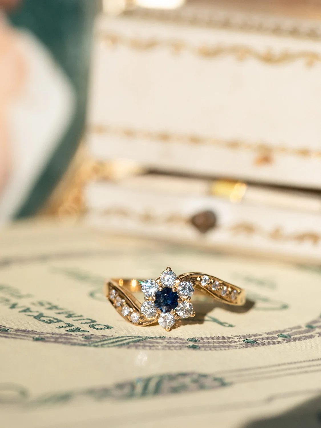 LA MÉLINE, sublime et étincelante bague Marguerite vintage en or 18 carats, saphir et oxydes 💫