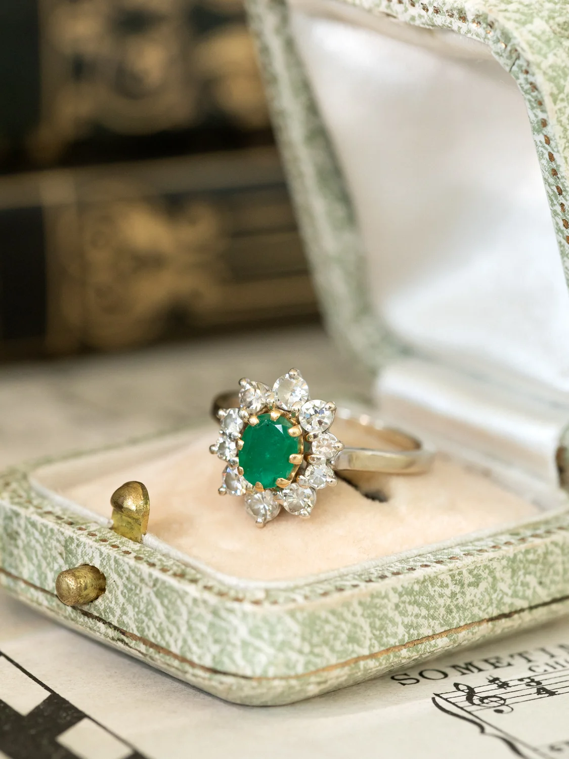 LA FLORINE, magnifique bague Marguerite vintage en or 18 carats, émeraude et diamants scintillants ✨