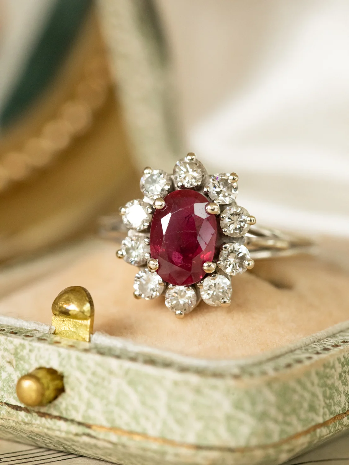 LA ROSANNE, sublime et exquise bague Marguerite ancienne en or blanc 18 carats, rubis & diamants étincelants ✨