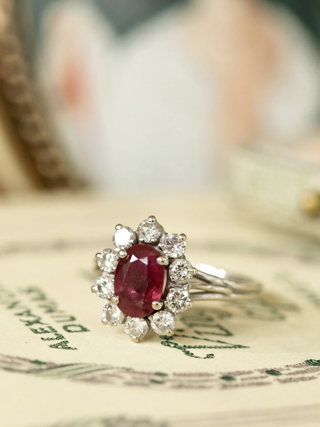 LA ROSANNE, sublime et exquise bague Marguerite ancienne en or blanc 18 carats, rubis & diamants étincelants ✨