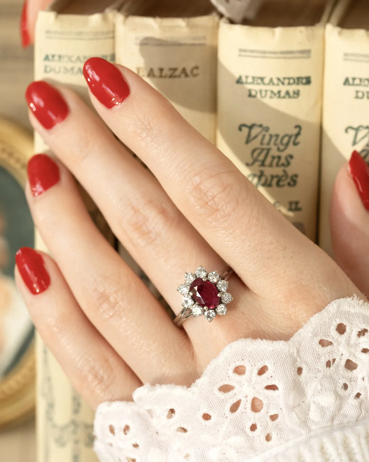 LA ROSANNE, sublime et exquise bague Marguerite ancienne en or blanc 18 carats, rubis & diamants étincelants ✨