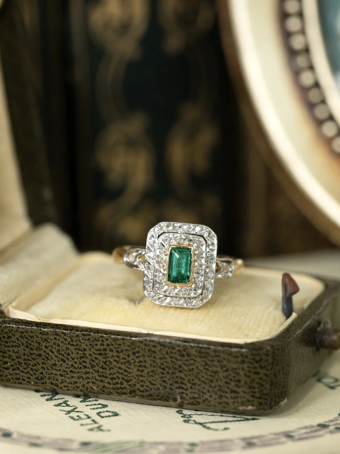 LA ANYA, sublime bague octogonale Art Déco (circa 1920) en or 18 carats deux tons, émeraude & double entourage de diamants 💫