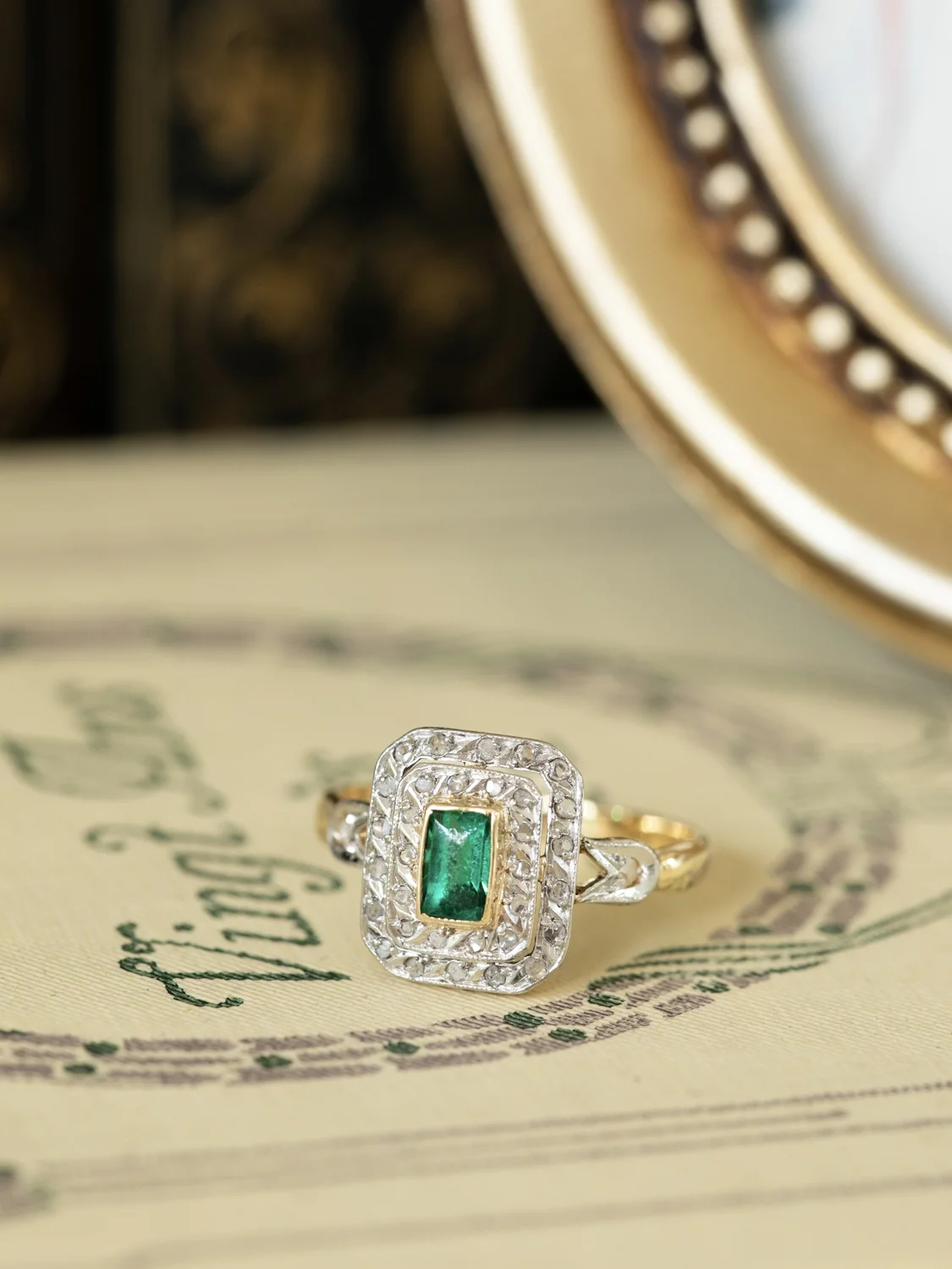 LA ANYA, sublime bague octogonale Art Déco (circa 1920) en or 18 carats deux tons, émeraude & double entourage de diamants 💫